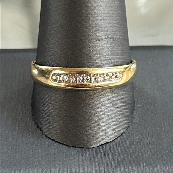 437645 10k yg Diamond band size 11.5 Elegant Gold Band
